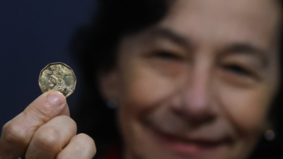 Nueva moneda de $50 comienza a circular en Chile: Convivirá con la actual y llegará a través del vuelto