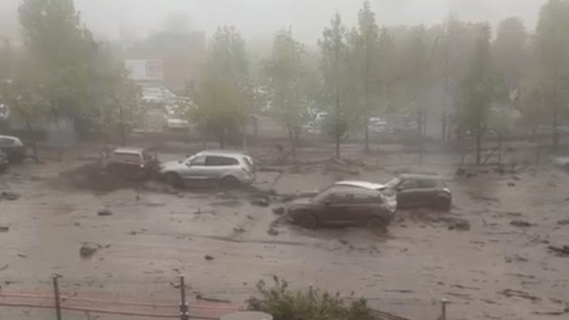 Aluvión en Las Condes arrastra vehículos y un bus en San Carlos de Apoquindo